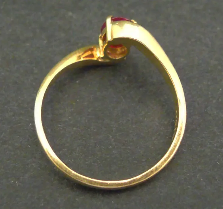 18ct gold oval ruby twist mount ring, UK size Q