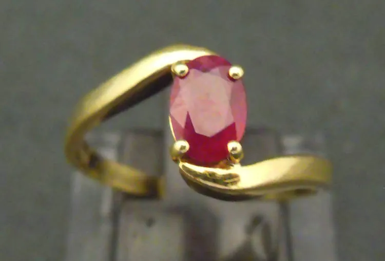 18ct gold oval ruby twist mount ring, UK size Q