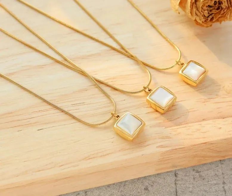 French Cold Wind Square White Sea Shell Pendant Necklace Niche Design Sweater Chain Titanium Steel Choker Girls Gift