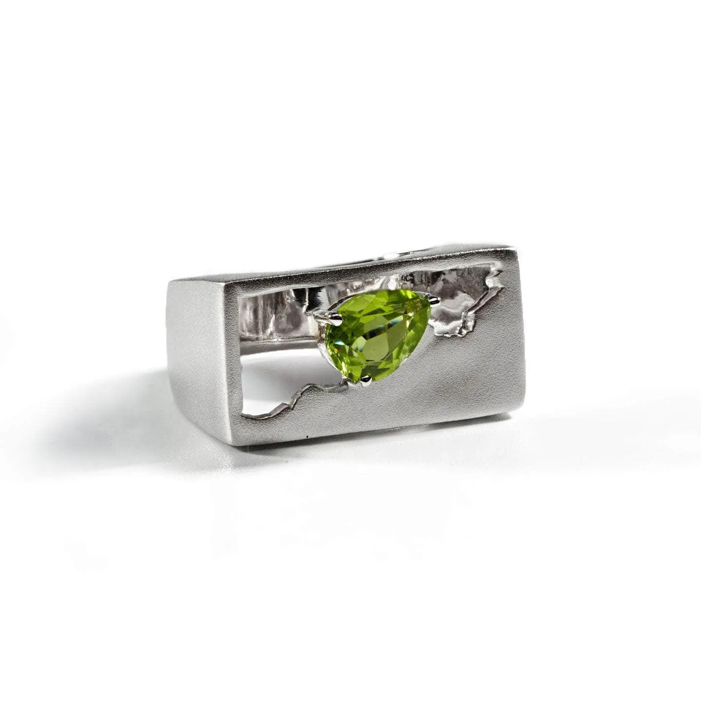 Onoo Peridot Ring