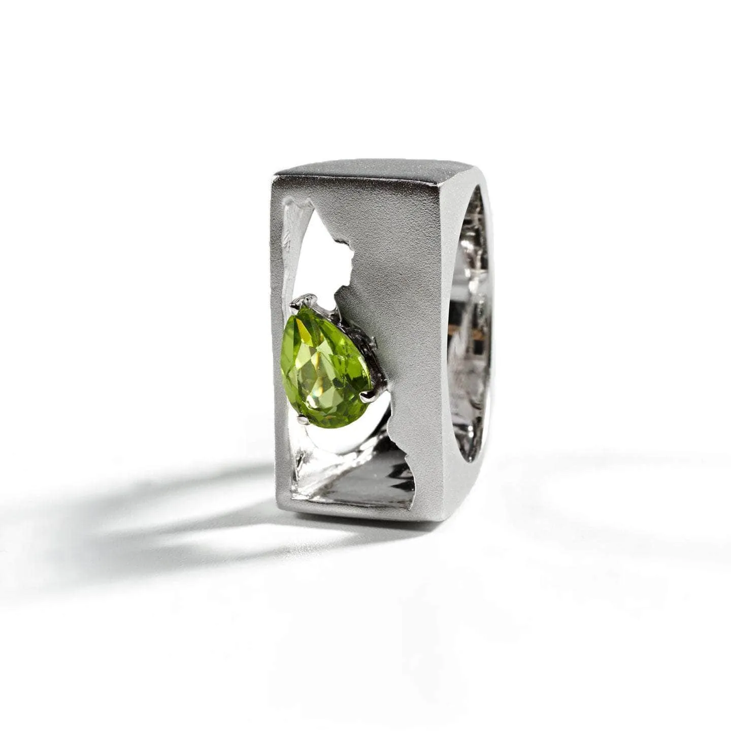 Onoo Peridot Ring