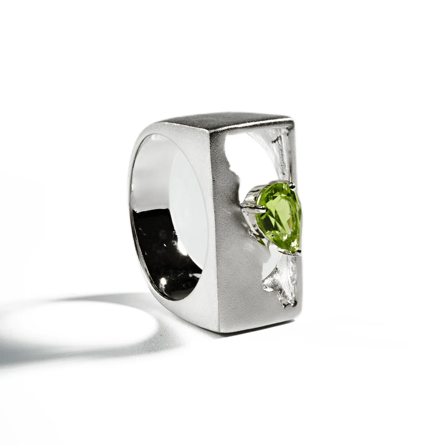 Onoo Peridot Ring